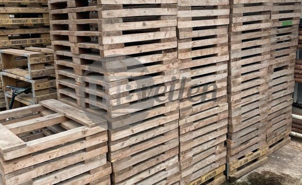 Tussen pallets 