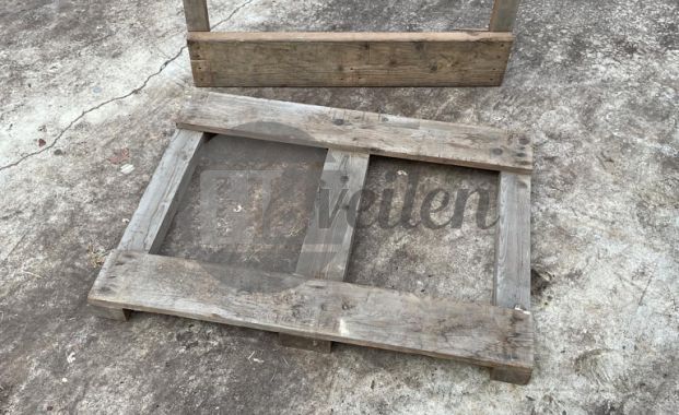 Tussen pallets 